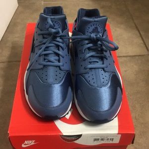 Brand New Air Huaraches Run Women's Size 9.5